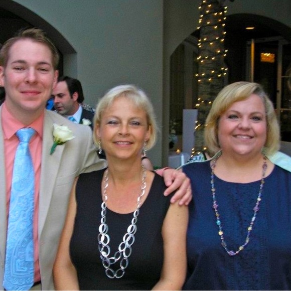 Meet your Posher, Michele,I live in Texas, I ♥️Jewlery,Hand bags, Pets, cloths! - Picture 6 of 16